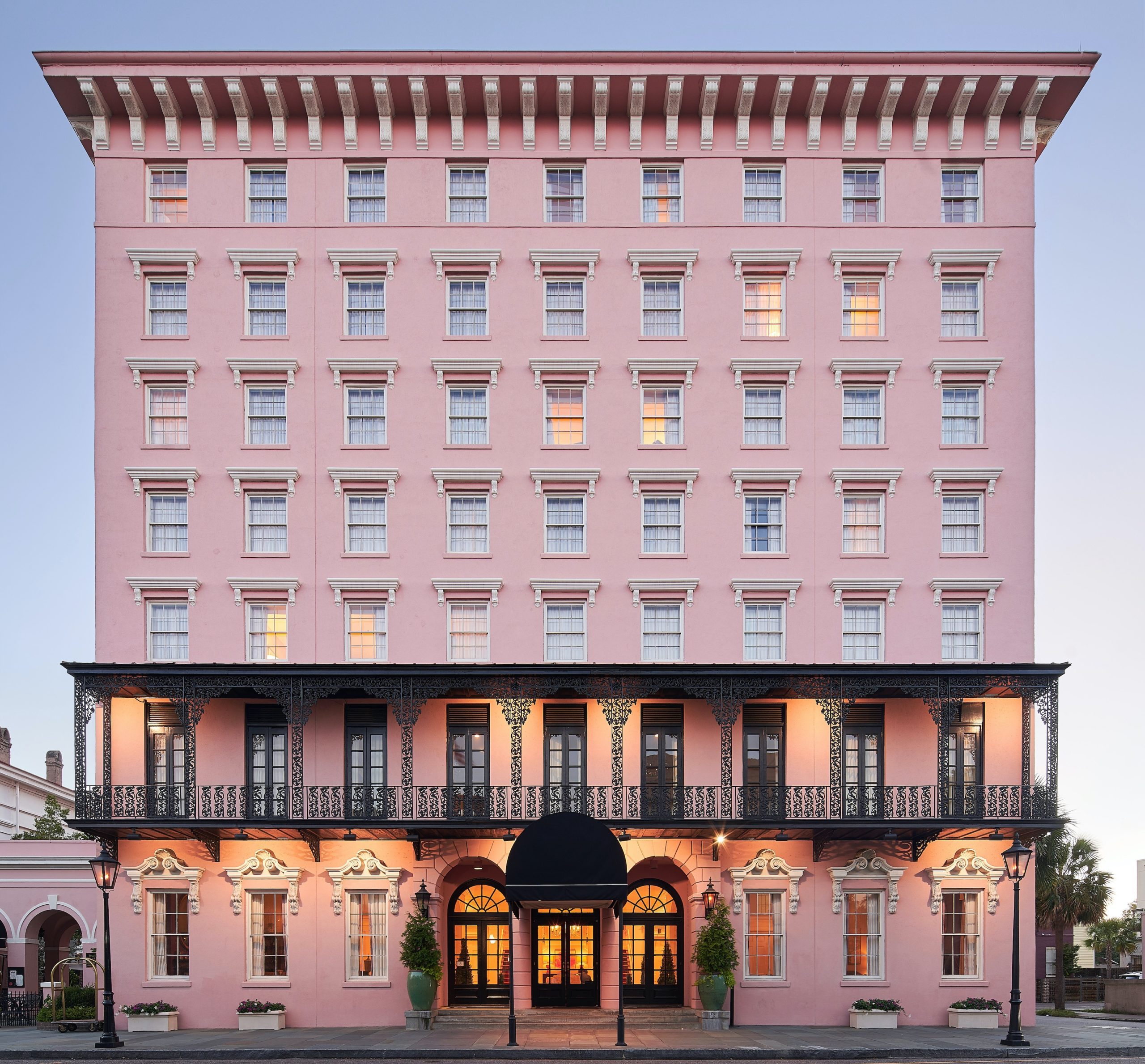 Charleston S Pink Property The Mills House Gets A Makeover MeetingsNet   Exterior 1 